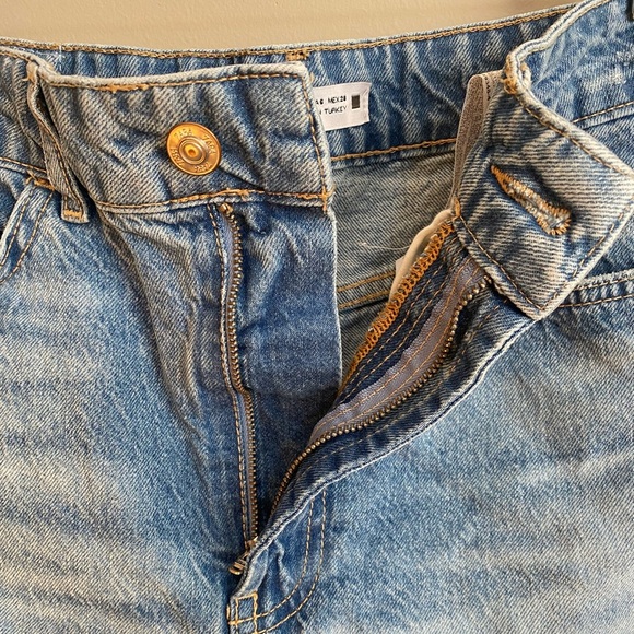 Zara Jean Shorts Distressed Ripped High Waisted Size 6 - Picture 5 of 9